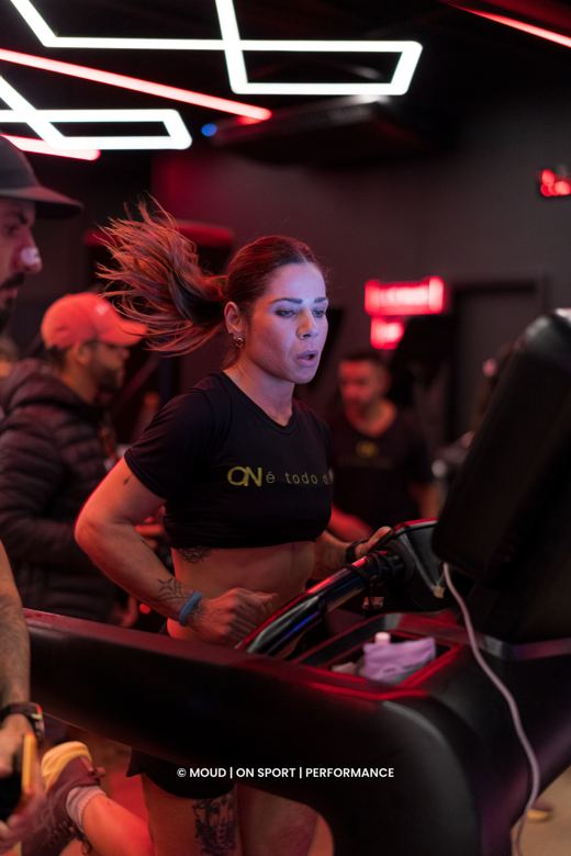 Atleta em ritmo forte na esteira