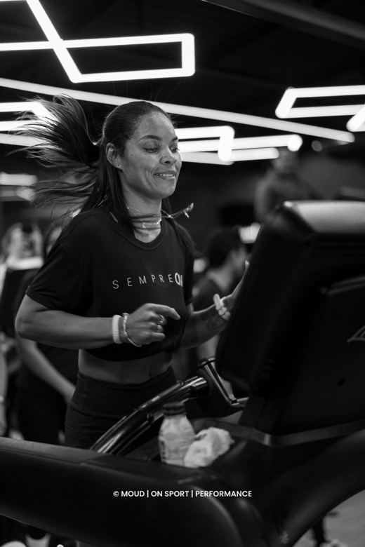 Atleta correndo na esteira