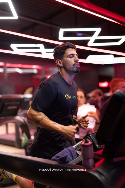 Atleta mantendo o ritmo na esteira