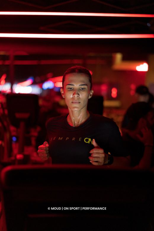 Atleta concentrada na esteira