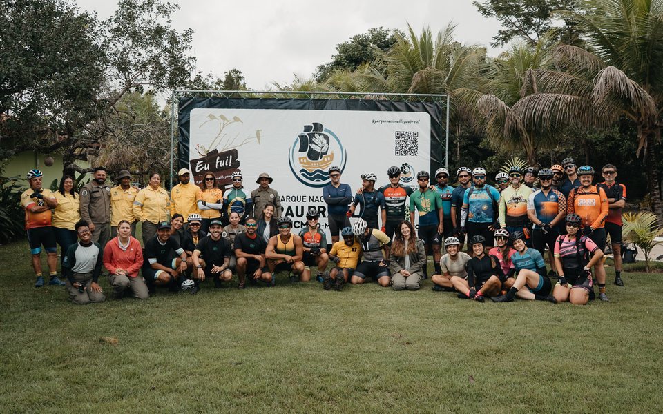 Participantes e equipe do Parque Nacional do Pau Brasil em frente ao painel na Expedição Raízes