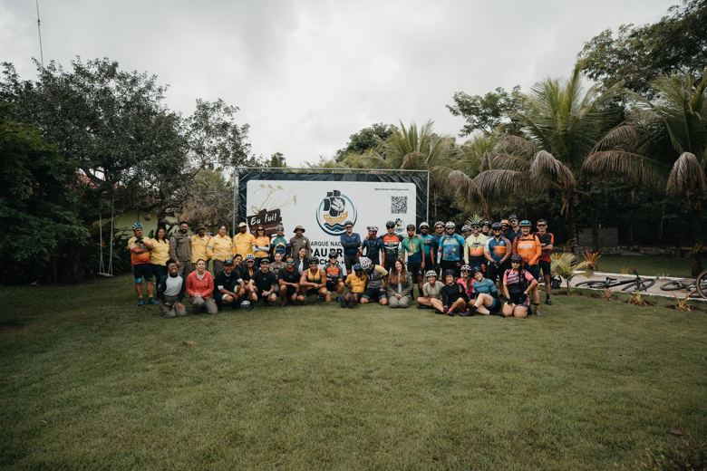 Participantes e equipe do Parque Nacional do Pau Brasil reunidos antes da largada