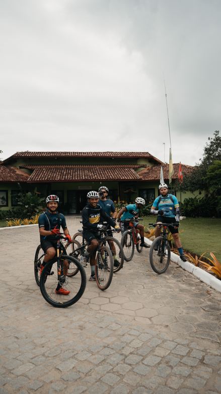 Ciclistas na sede do Parque Nacional do Pau Brasil