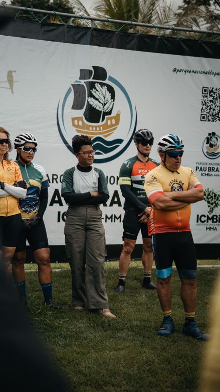 Briefing em frente ao painel do Parque Nacional do Pau Brasil
