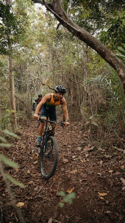 Pedal na trilha dentro da mata