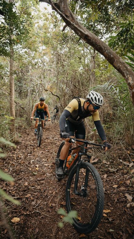 Grupo descendo o singletrack