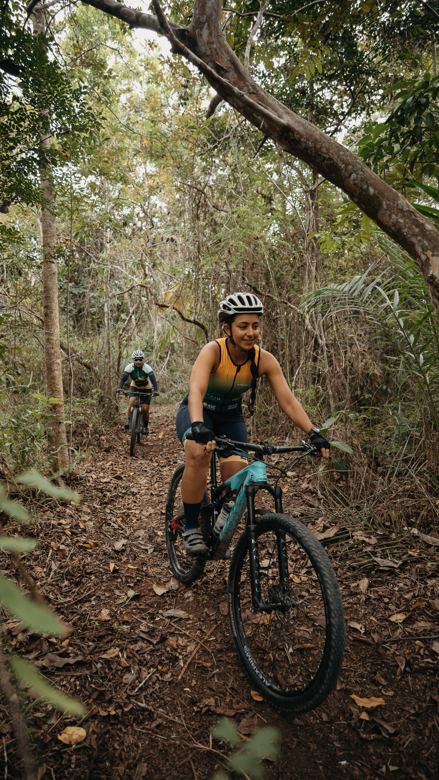 Ciclistas pedalando na mata