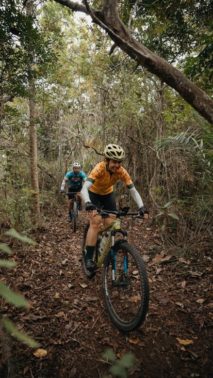 Pedal com sorriso na trilha