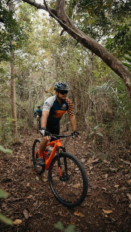 Ciclistas em fila na trilha