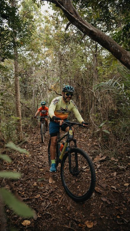 Grupo pedalando na mata