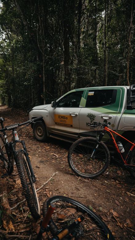 Bikes e viatura do ICMBio em parada na trilha