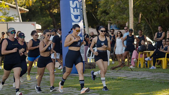 Atletas no percurso de corrida