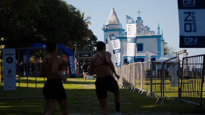 Corrida com a igreja ao fundo