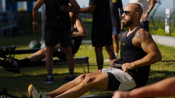 Atleta na estação de remo