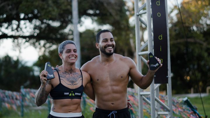 Atletas finishers com os troféus do HYRÔXE