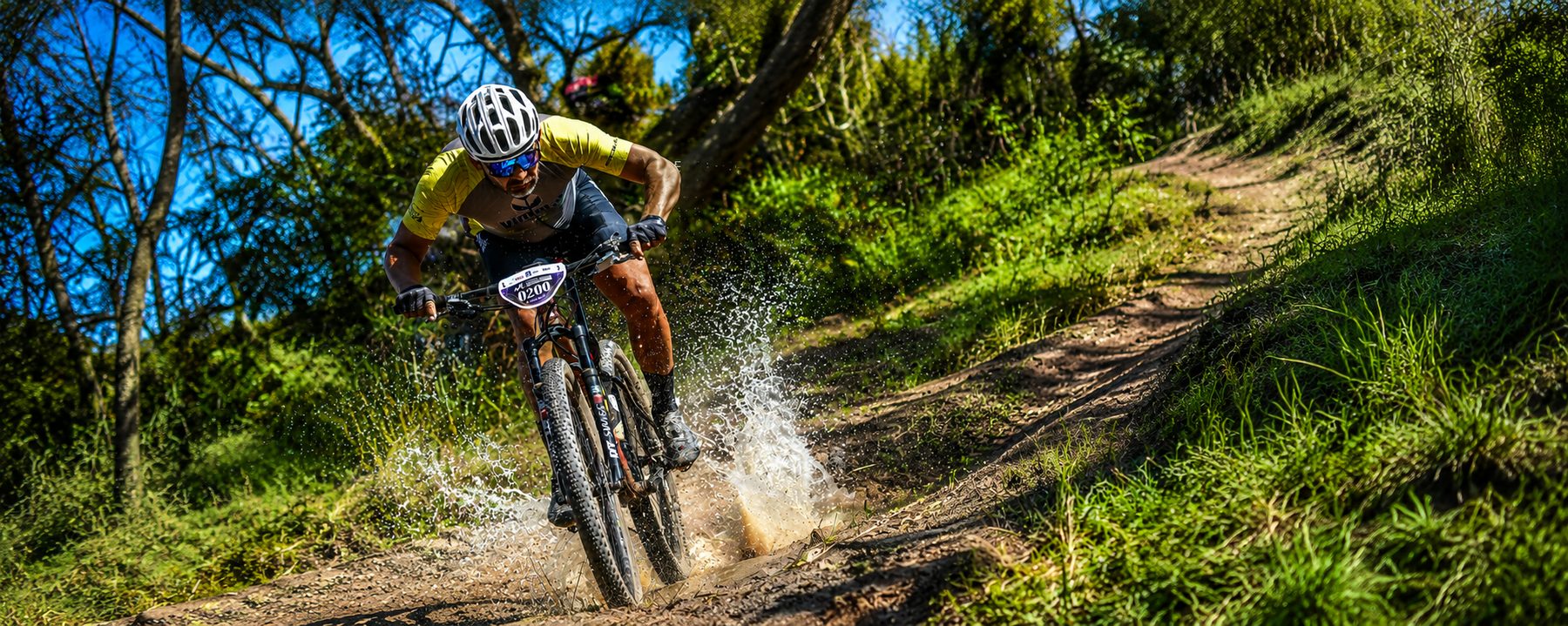 Atleta em ação em trilha de MTB, evento ON SPORT