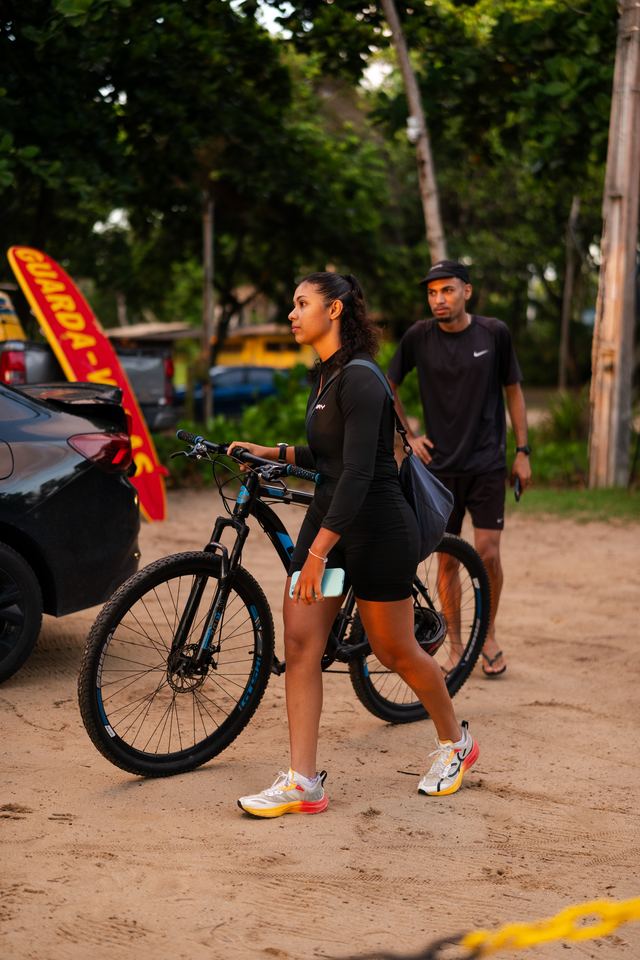 Atleta chegando com a bike para o simulado
