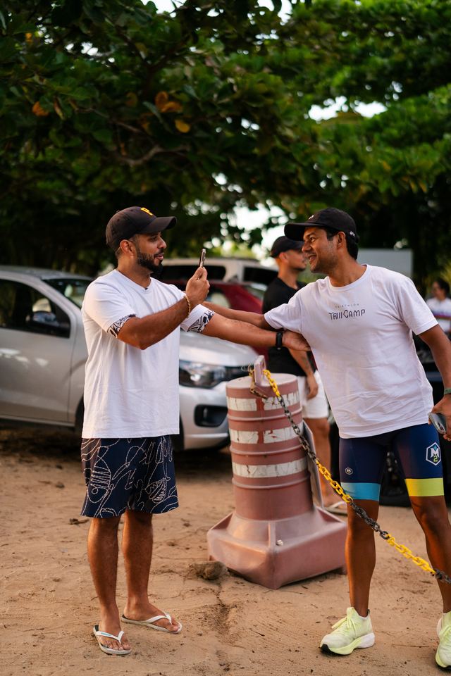 Amigos se cumprimentando na chegada ao simulado