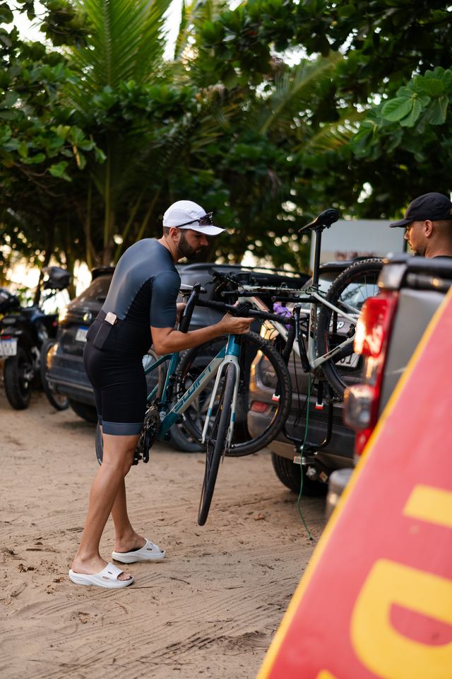 Atleta tirando a bike do carro