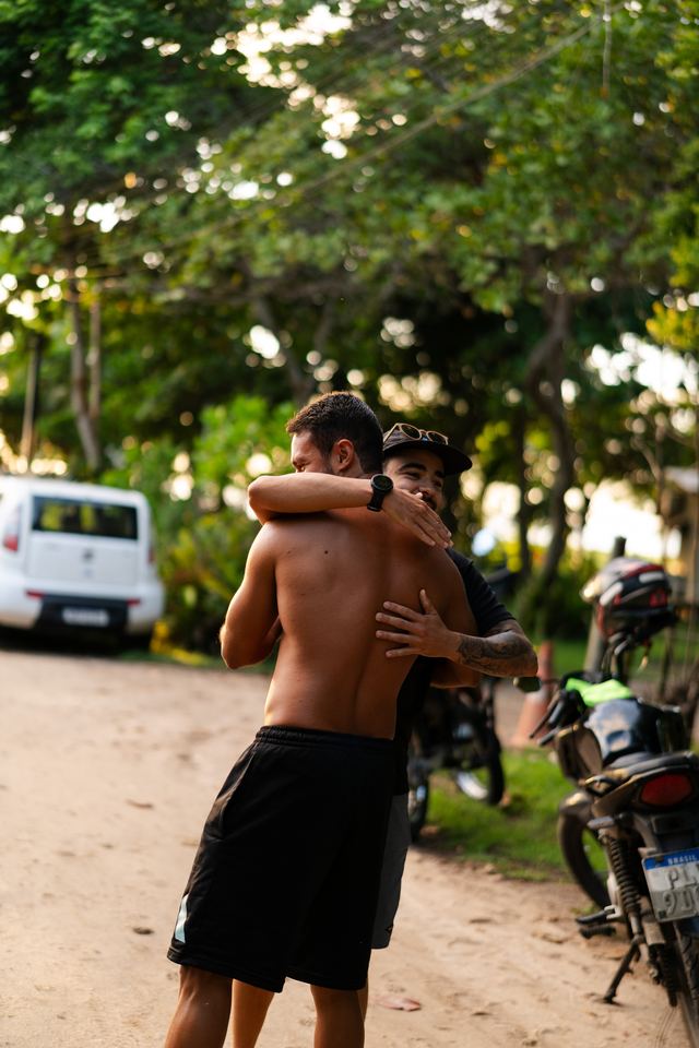 Abraço entre atletas antes da largada