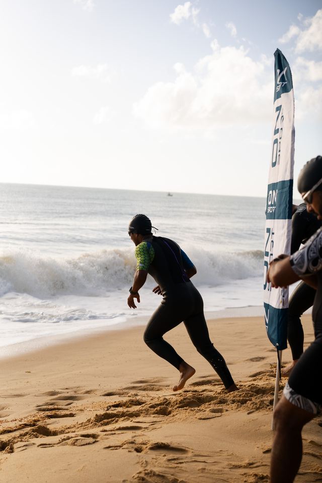 Atleta correndo para entrar no mar