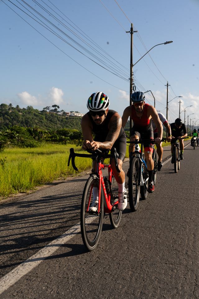 Pelotão de ciclistas na estrada