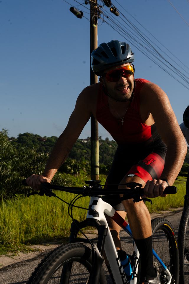 Ciclista sorrindo no pedal