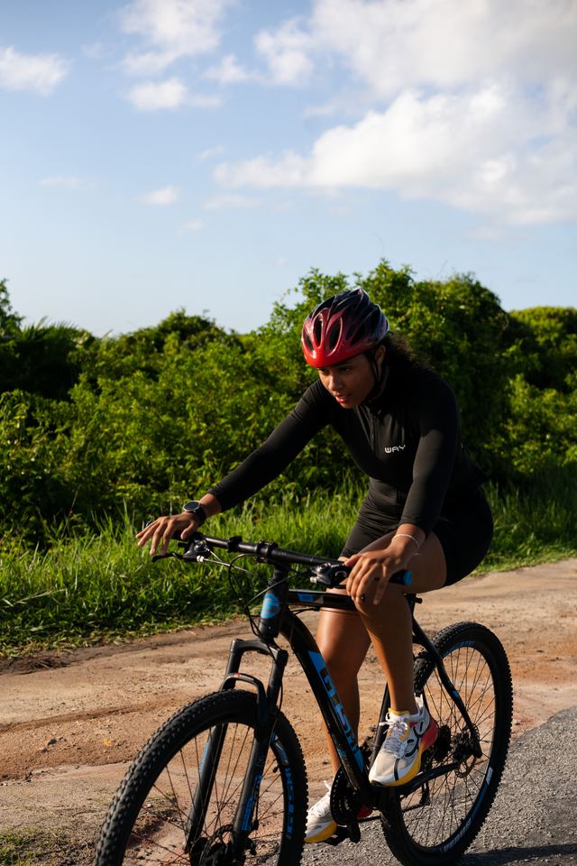 Atleta pedalando na mountain bike