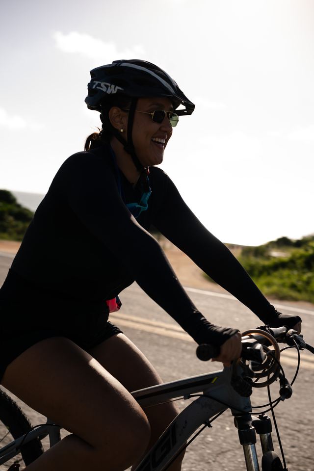Ciclista sorrindo no pedal