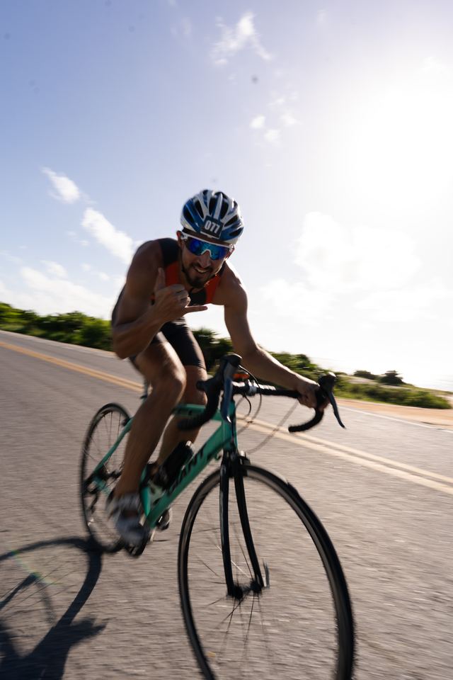 Triatleta no pedal com a bike de estrada