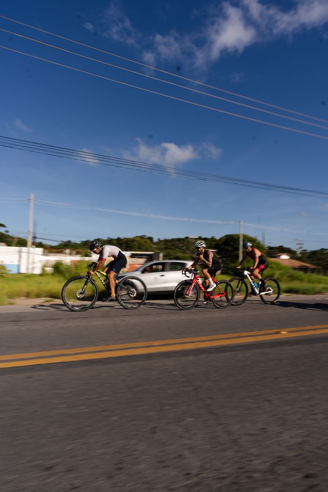 Ciclistas passando pela estrada