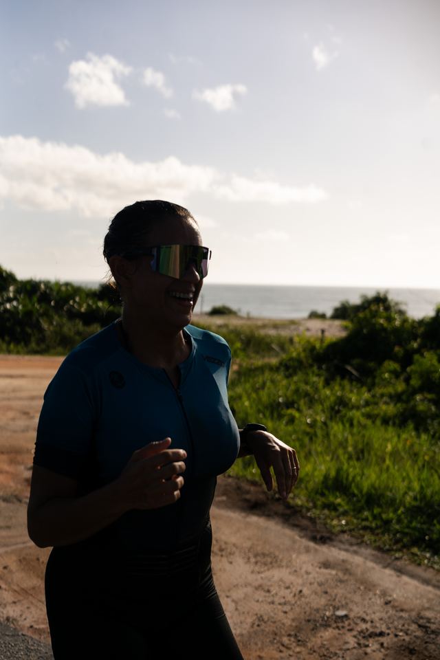 Atleta sorrindo durante a corrida