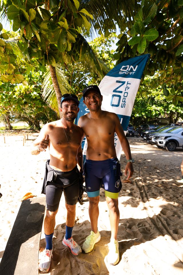 Dois atletas posando depois da prova