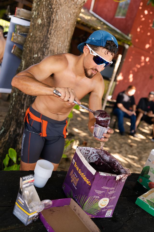Atleta servindo açaí