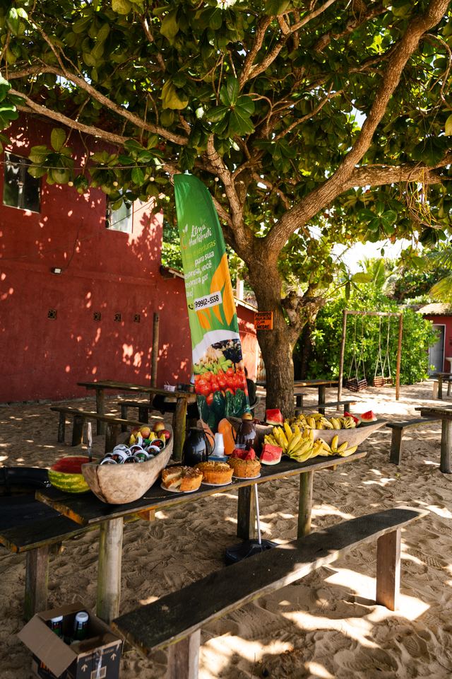 Mesa de frutas com a bandeira da Lima Hortifruti