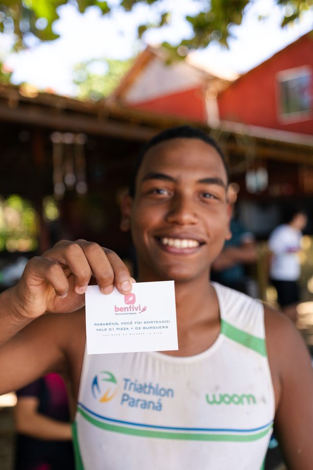 Atleta com o cartão de um parceiro