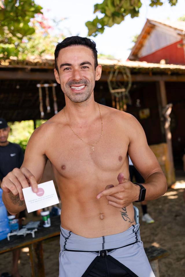 Atleta com o cartão do brinde