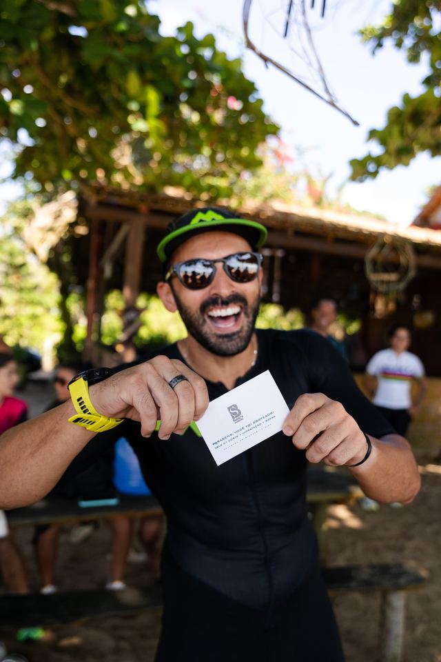 Atleta comemorando com o cartão na mão